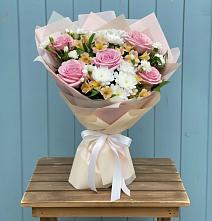 Букет цветов из:  Гвоздики, Орхидеи и Розы в Левашах