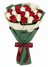 Букет Микс из красных и белых роз в Левашах