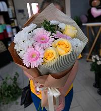 Букет цветов из:  Герберы, Розы и Хризантемы в Левашах