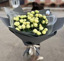 Букет Белые кустовые розы Солинеро в Левашах