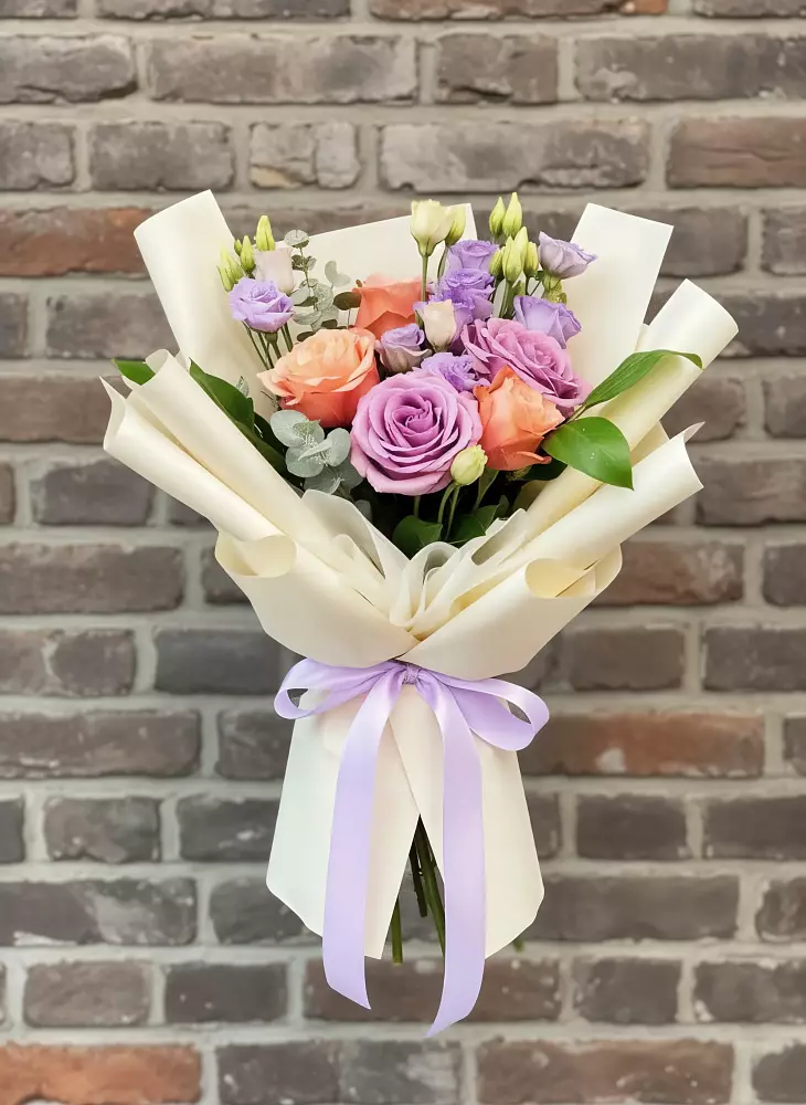 Букет цветов из: Лизиантусы и Розы в Левашах