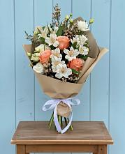 Букет цветов из:  Альстромерии, Лизиантусы, Розы и Хризантемы в Левашах