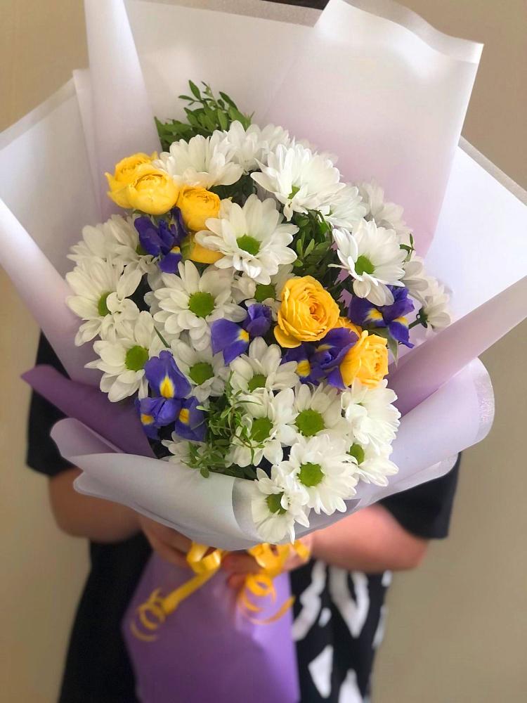 Букет цветов из: Ирисы, Хризантемы и Розы в Левашах
