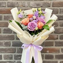 Букет цветов из:  Лизиантусы и Розы в Левашах