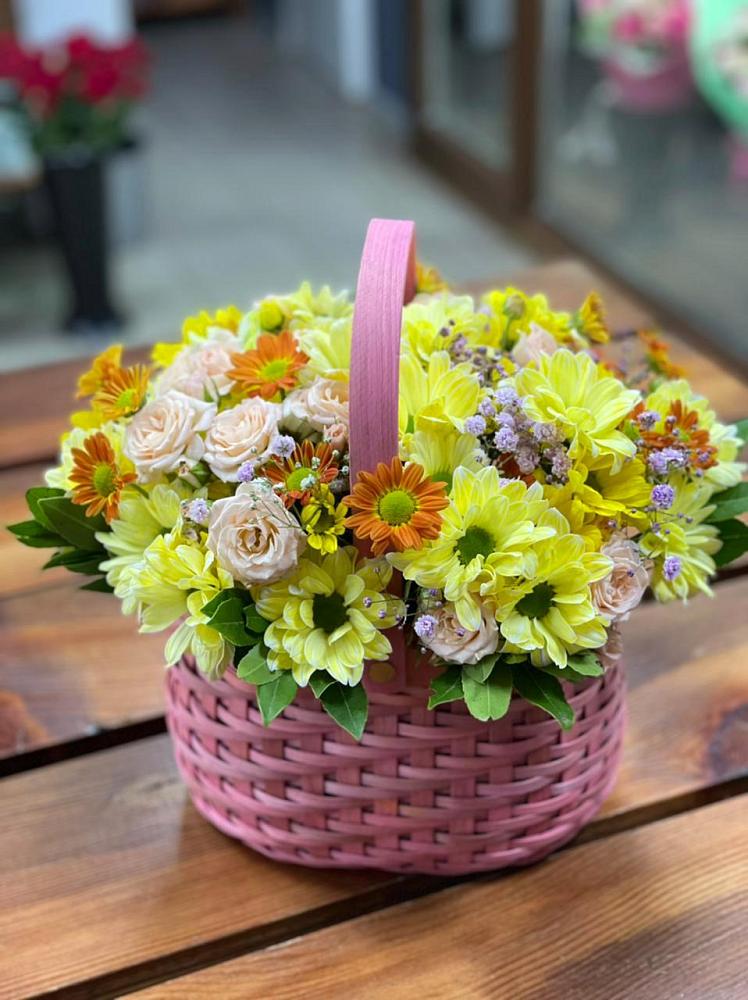 Цветочная композиция из Хризантемы и Розы в корзине в Левашах
