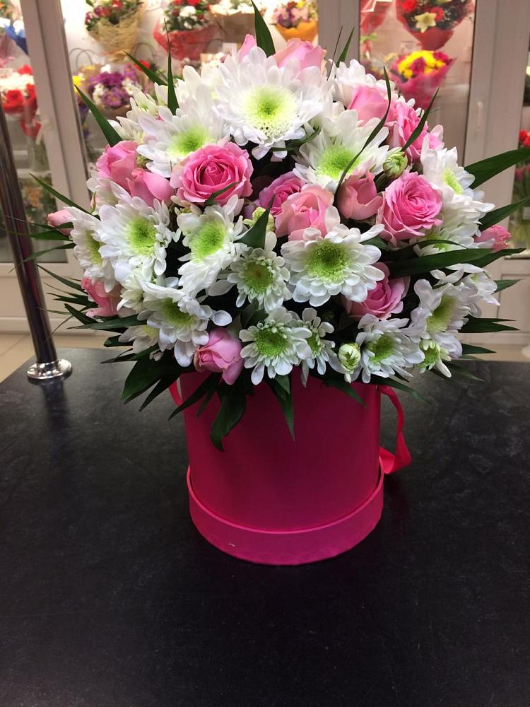 Цветочная композиция из Розы и Хризантемы в шляпной коробке в Левашах