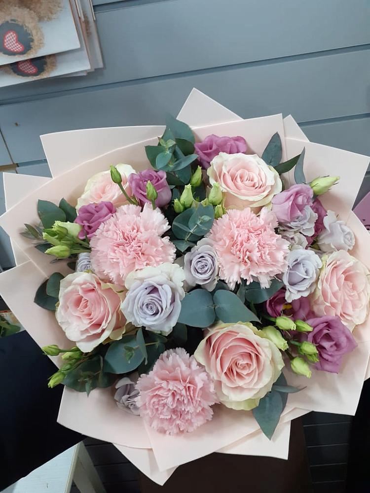 Букет цветов из: Розы, Гвоздики и Лизиантусы в Левашах