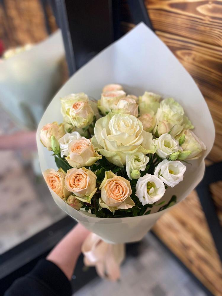 Букет цветов из: Розы и Лизиантусы в Левашах